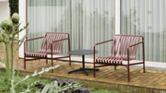 Palissade Lounge Chair Low - Chaise basse à accoudoirs Iron red